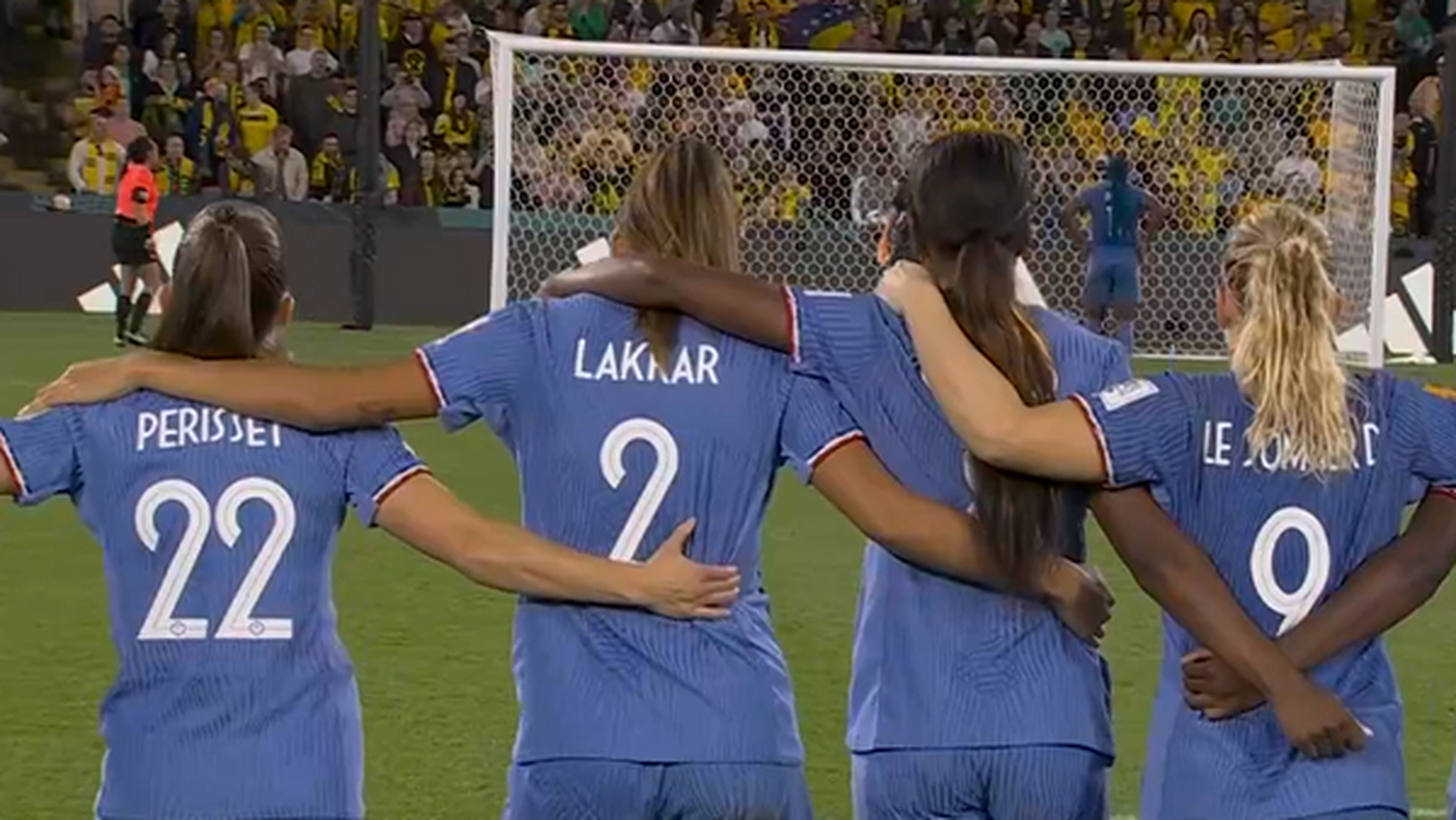 爱游戏官网-国际女足赛事精彩纷呈，吸引众多球迷关注