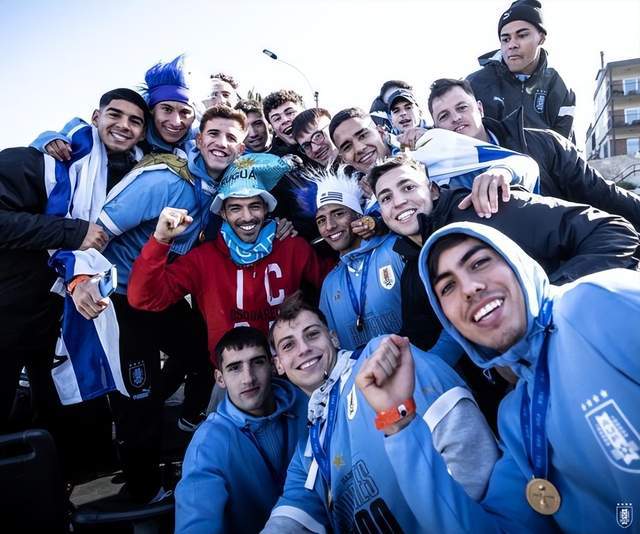 爱游戏入口-球迷疯狂追逐篮球世界杯，全民狂欢