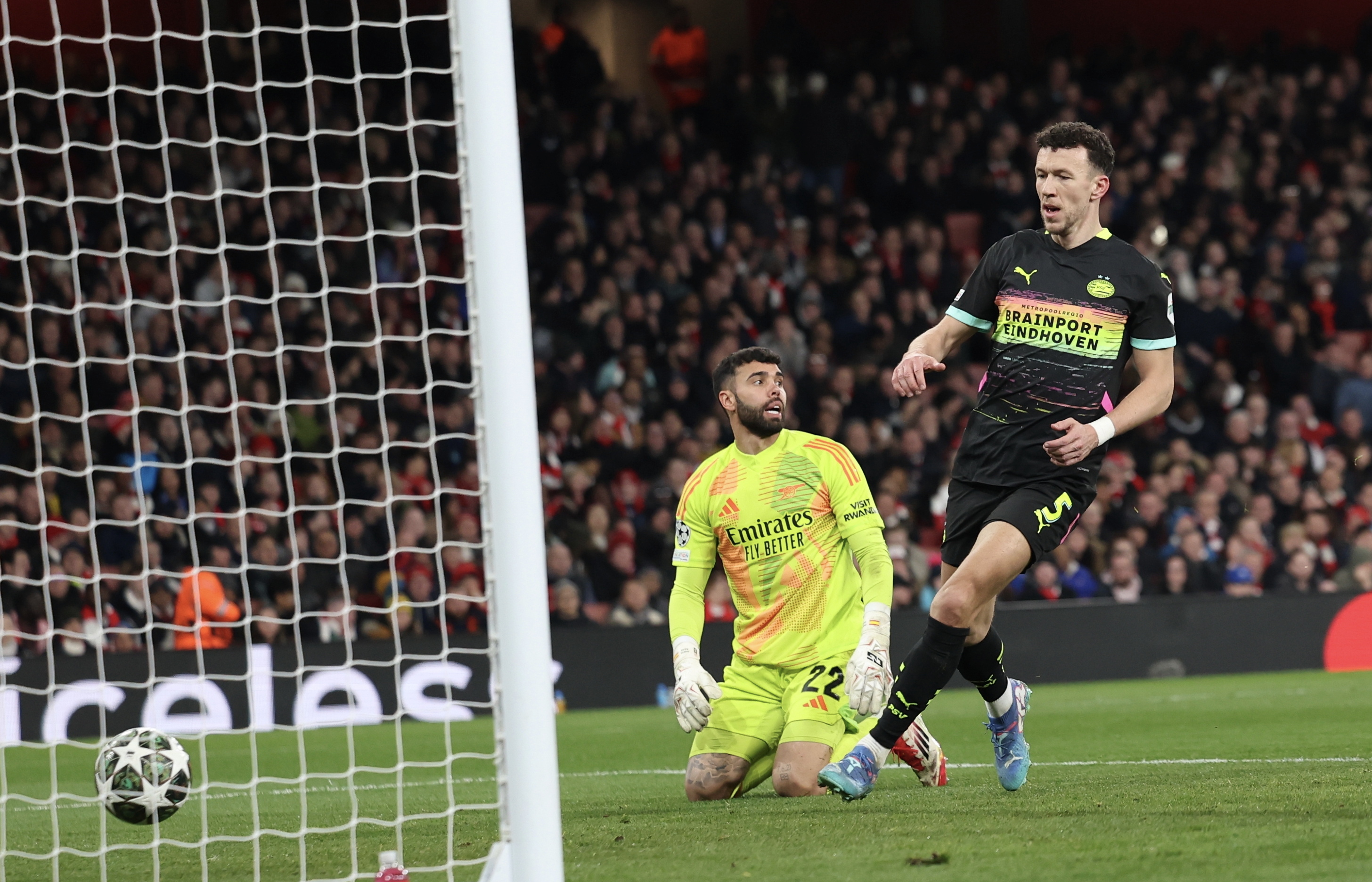 爱游戏在线-阿森纳前锋突破封堵，取得进球帮助球队获胜