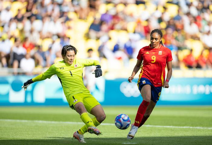 巴西女足队员助攻得分，帮助球队获胜