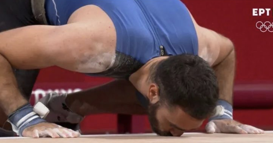 希腊选手在举重比赛中夺得金牌