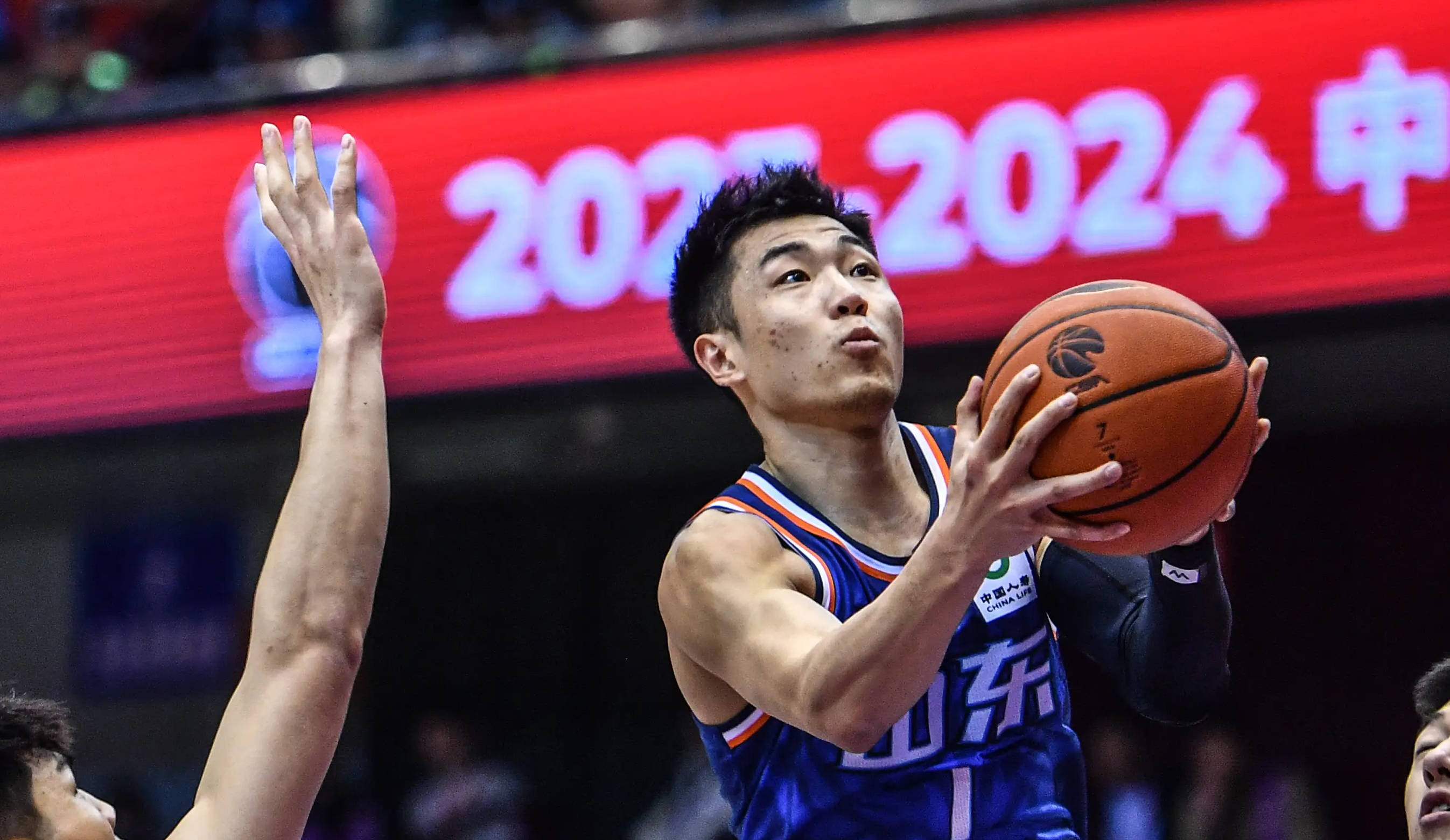 爱游戏官方入口-关于篮球巨星单场砍下+，助球队取得胜利的信息