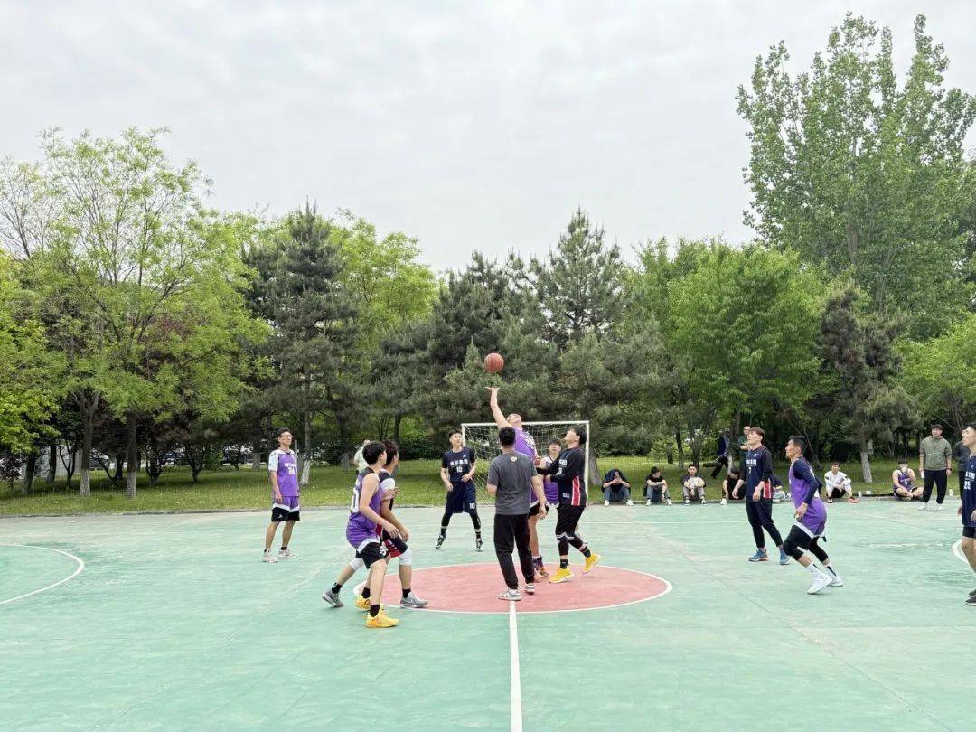 爱游戏网页版入口-关于篮球比赛体能耗费大，球员意志坚定不动摇的信息