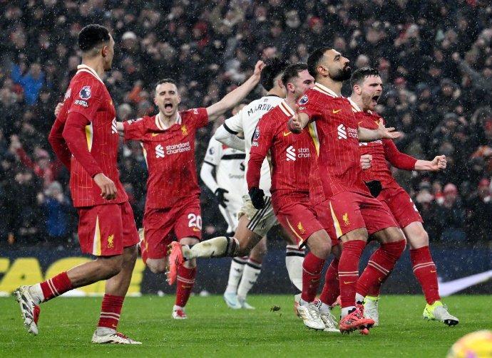 爱游戏app下载-利物浦全队合力作战，击败对手