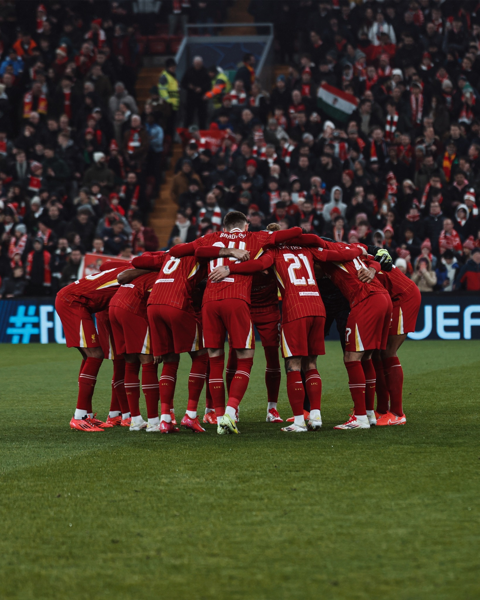 利物浦全队合力作战，击败对手