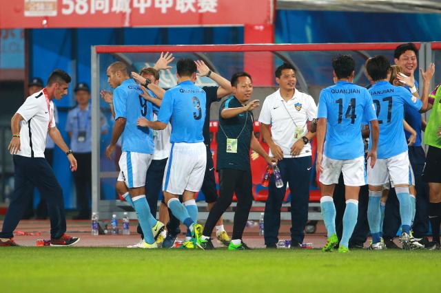 爱游戏体育官网-顶级联赛开踢，球队士气高涨前行