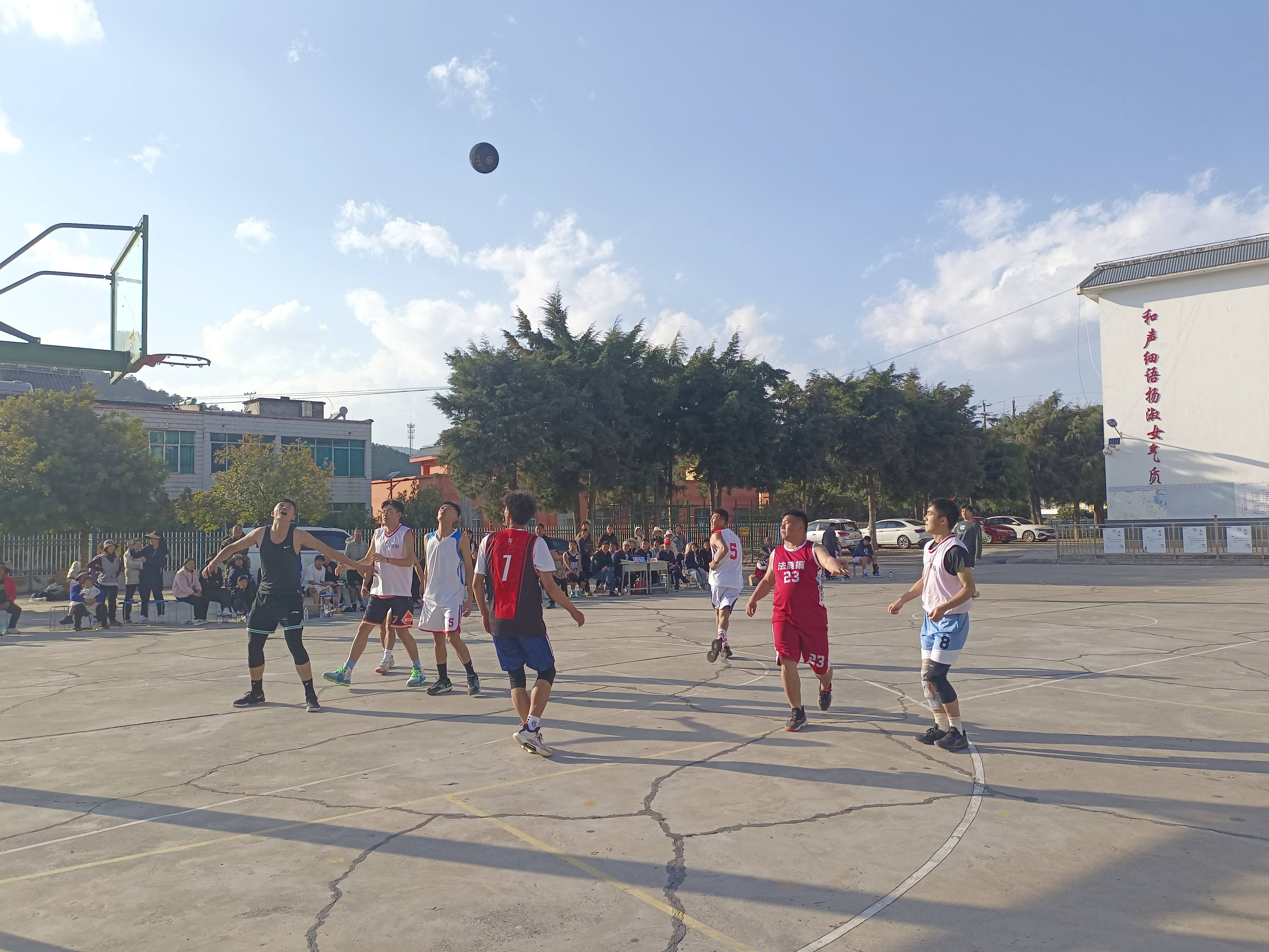 篮球场地卫生整治行动取得良好效果 篮球场地卫生整治行动取得良好效果