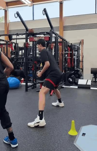 开拓者队球员训练积极，为球队备战新赛季努力做好准备的简单介绍