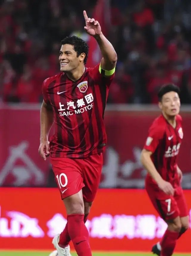 上海上港主场战胜北京国安,保持榜首位置 上海上港主场战胜北京国安,保持榜首位置