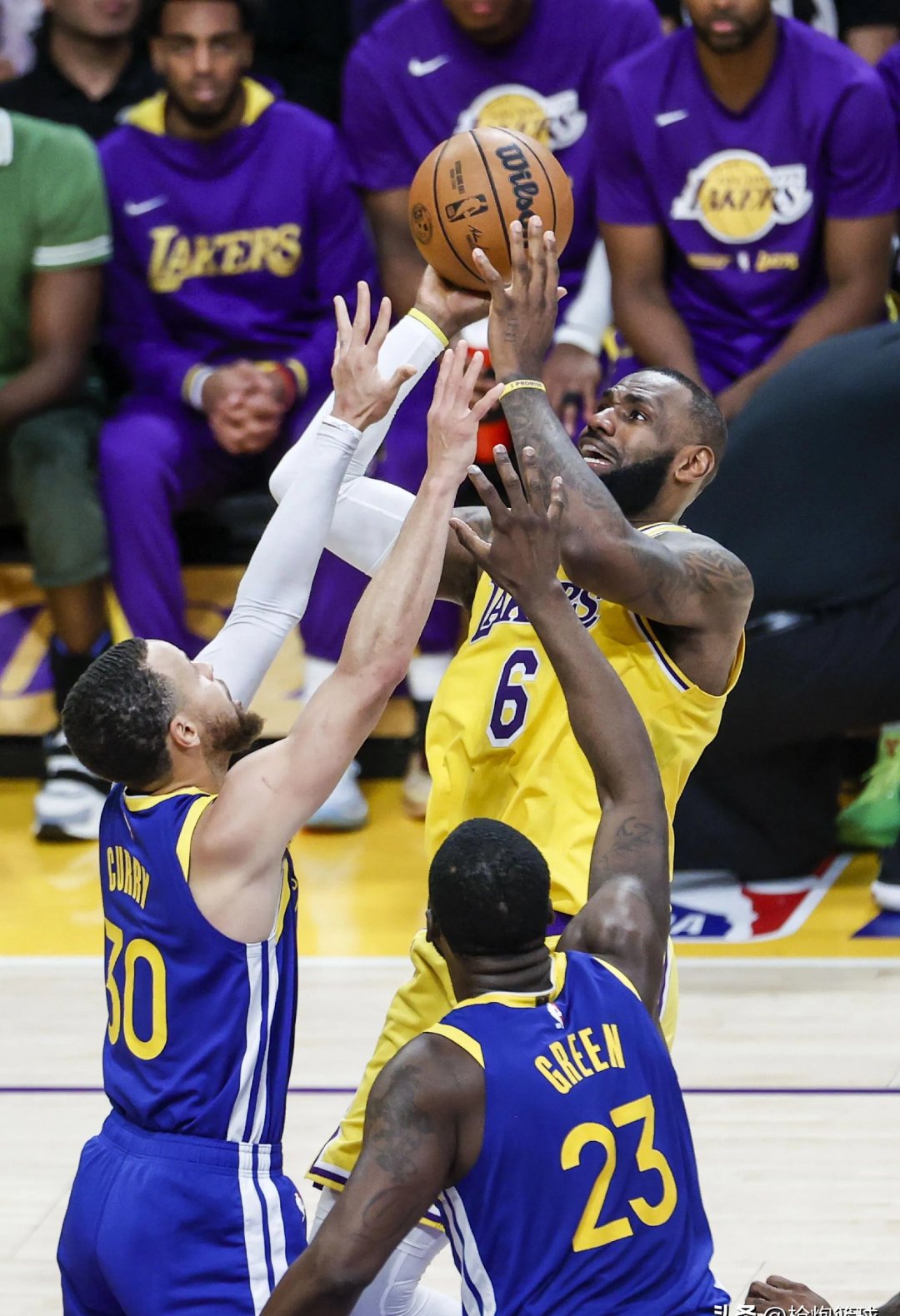 勇士全队发挥默契,取得激动胜利的简单介绍 勇士全队发挥默契,取得激动胜利的简单介绍