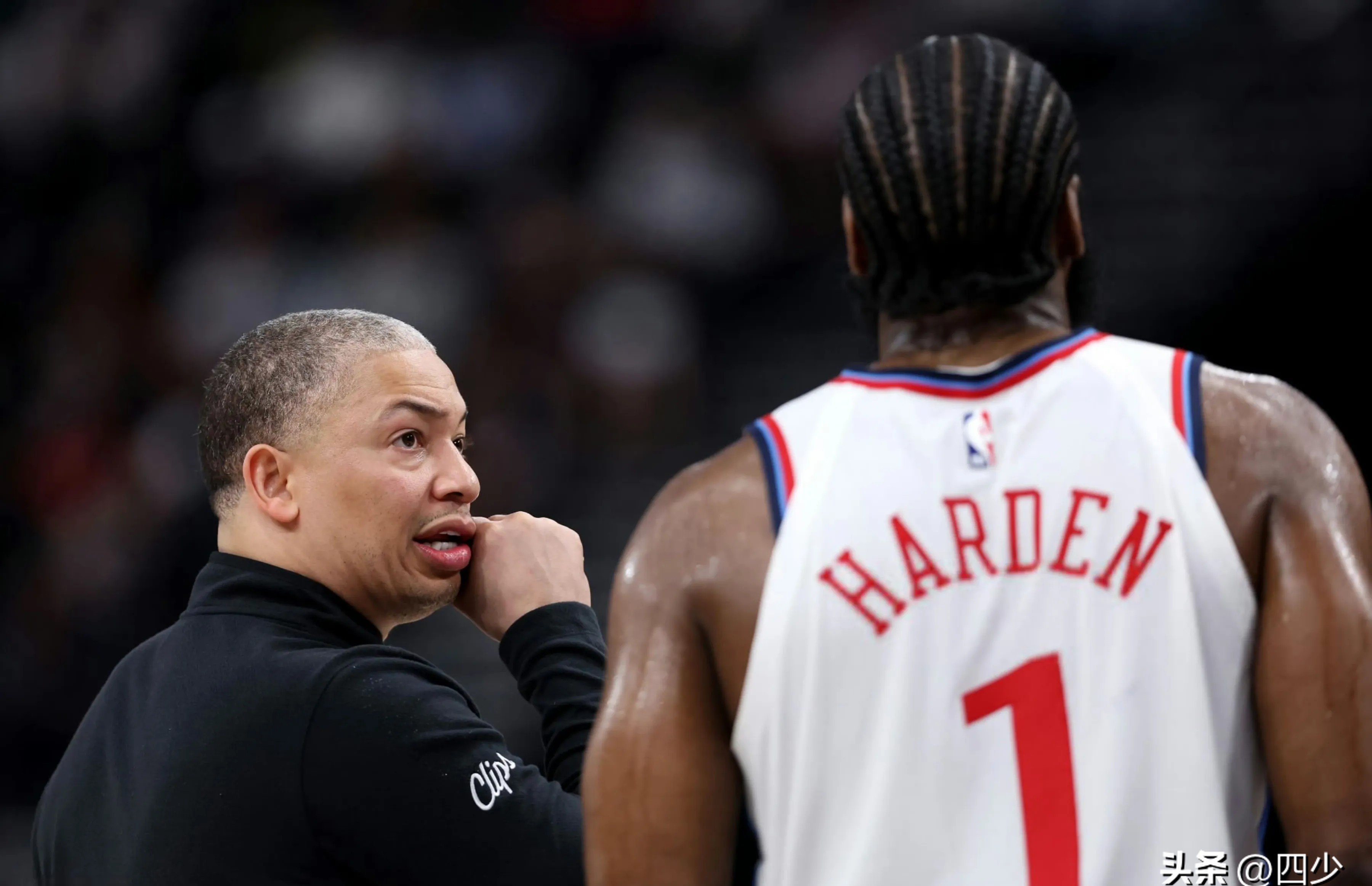 篮板之王浓眉哥：带领球队争夺胜利