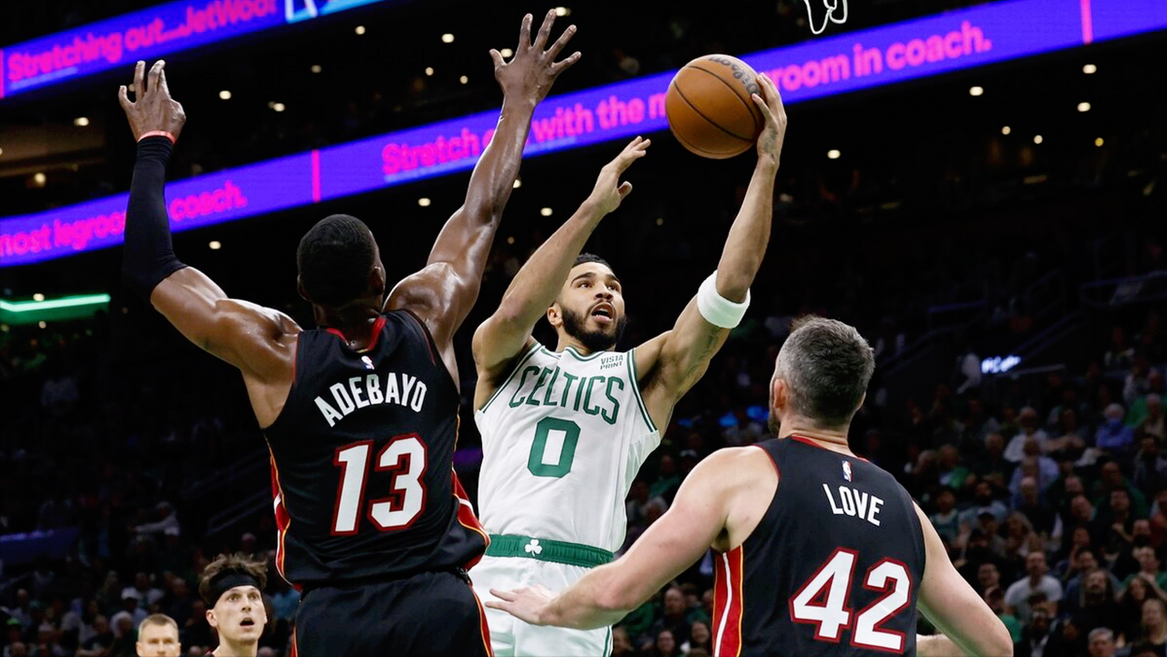 包含凯尔特人客场轻松击败篮网，继续稳坐榜首位置的词条