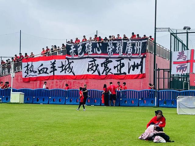 亚洲足球大赛掀起热潮,球迷狂欢 亚洲足球大赛掀起热潮,球迷狂欢