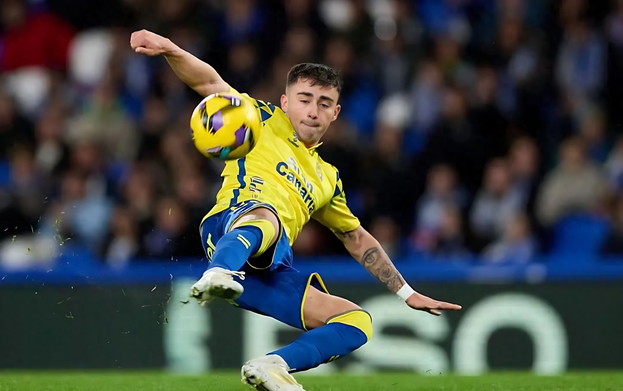 包含比利亚雷亚尔展现出色进攻，轻松胜出的词条