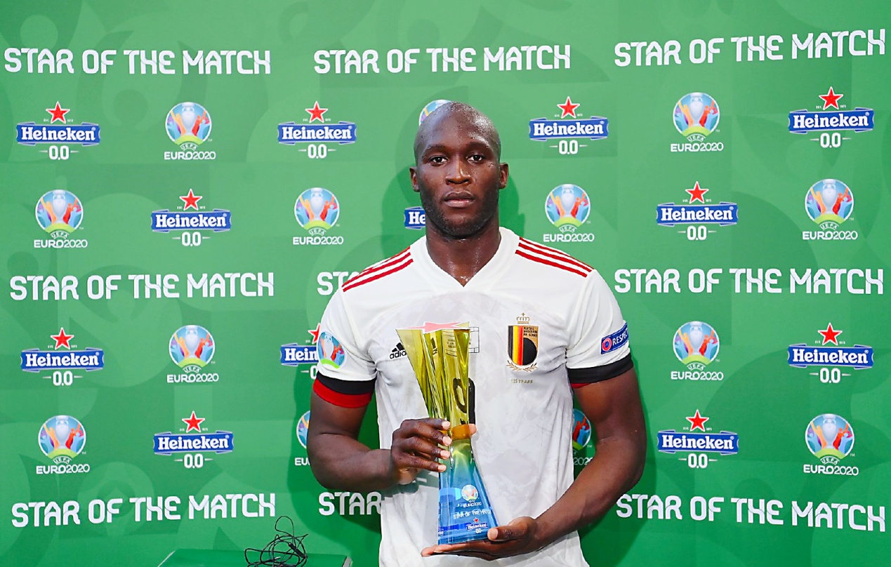 关于比利时客场战胜芬兰，小组榜首位置的信息