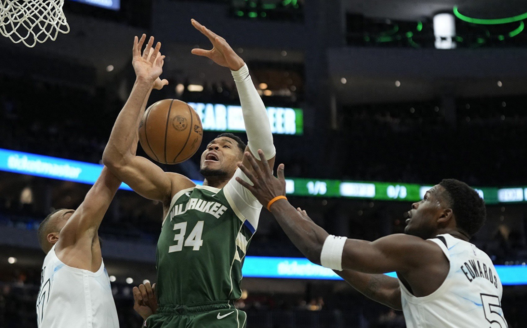 雄鹿胜灰熊，米德尔顿稳定发挥，全队助攻有序